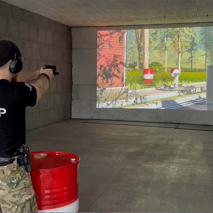 Стрельба из пистолета холостым патроном в лазерном интерактивном тире Рубин (Видео)