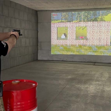 Стрельба из пистолета холостым патроном в лазерном интерактивном тире Рубин (Видео)